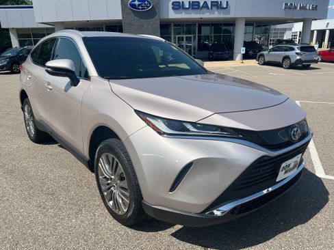 Used 2022 Toyota Venza image 1