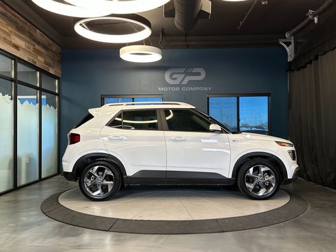 Used 2025 Hyundai Venue SEL image 2