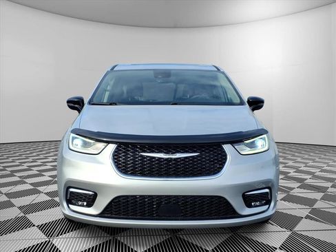 Used 2024 Chrysler Pacifica Limited image 3