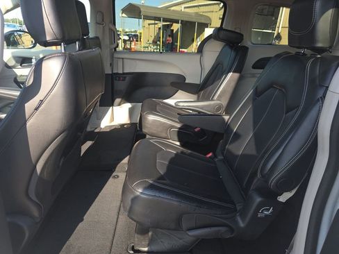 Used 2024 Chrysler Pacifica Touring-L image 12