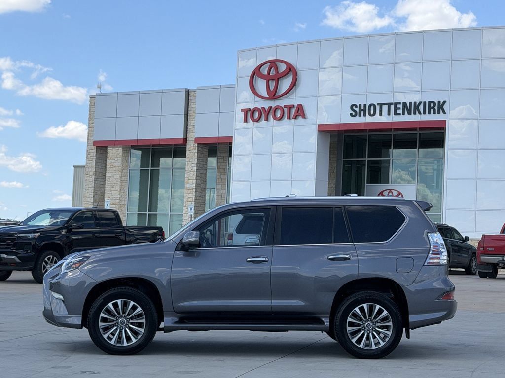 Used 2023 Lexus GX 460 Luxury w/ Accessory Package AWD/4WD image 3