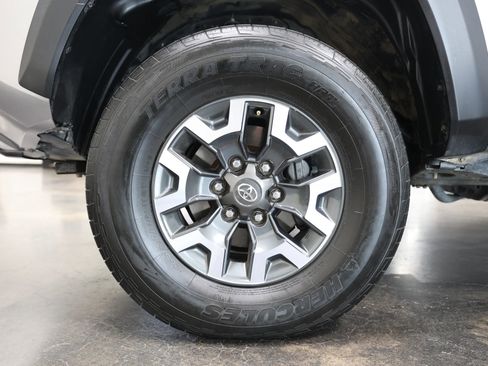 Used 2019 Toyota Tacoma TRD Off-Road w/ Technology Package image 16