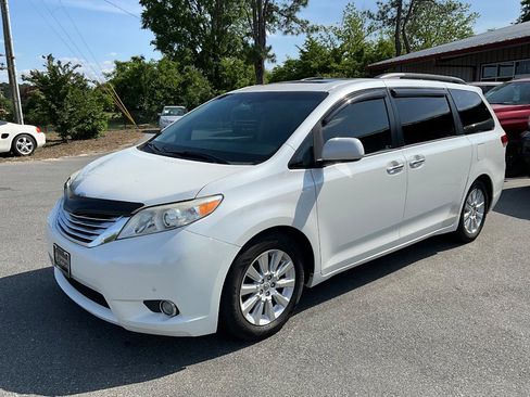 Used 2011 Toyota Sienna Limited image 8