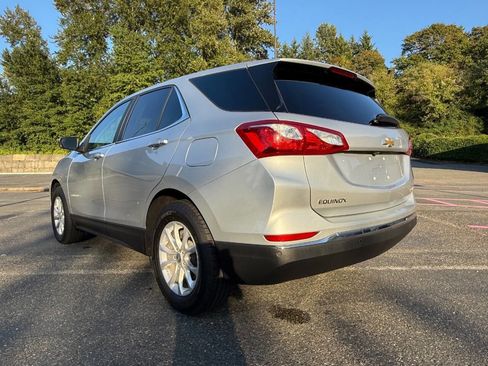 Used 2021 Chevrolet Equinox LT w/ Driver Convenience Package image 9