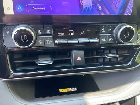 Used 2023 Toyota Highlander XLE AWD/4WD image 18