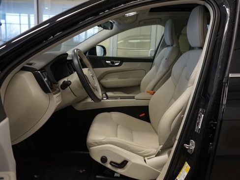 Used 2022 Volvo XC60 B5 Momentum w/ Climate Package image 19