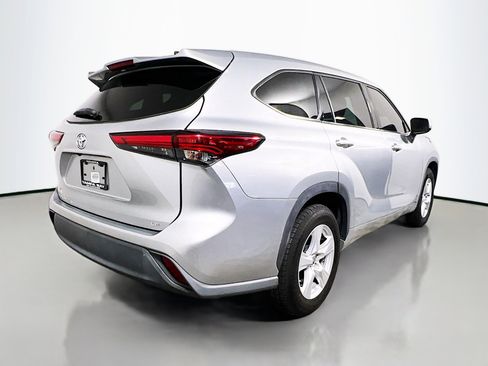 Used 2022 Toyota Highlander LE image 4