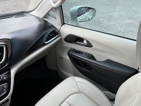 Used 2017 Chrysler Pacifica Touring-L Plus w/ Advanced Safetytec Group image 19