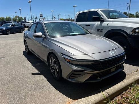 Used 2025 Hyundai Elantra SEL FWD image 2
