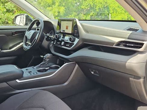 Used 2024 Toyota Highlander LE FWD image 19