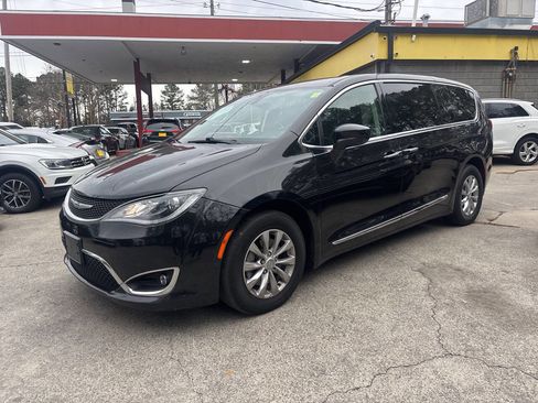 Used 2018 Chrysler Pacifica Touring-L image 2