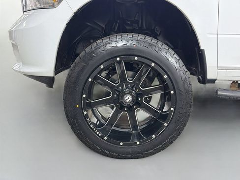 Used 2018 RAM 1500 Express RWD image 29