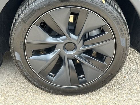 Used 2025 Tesla Model Y Long Range RWD image 11