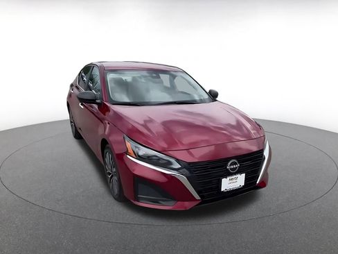 Used 2025 Nissan Altima 2.5 SV FWD image 3