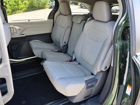 Used 2021 Toyota Sienna LE AWD/4WD image 21