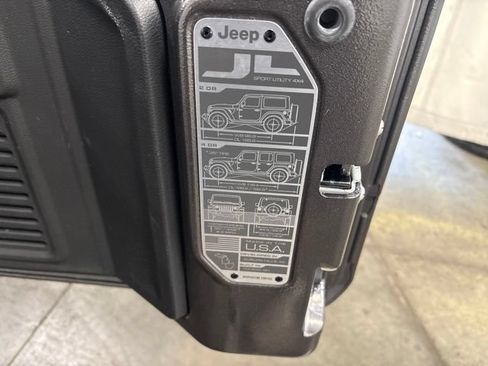 Used 2022 Jeep Wrangler Sport AWD/4WD image 36