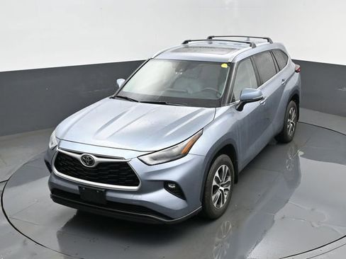 Used 2023 Toyota Highlander XLE AWD/4WD image 25