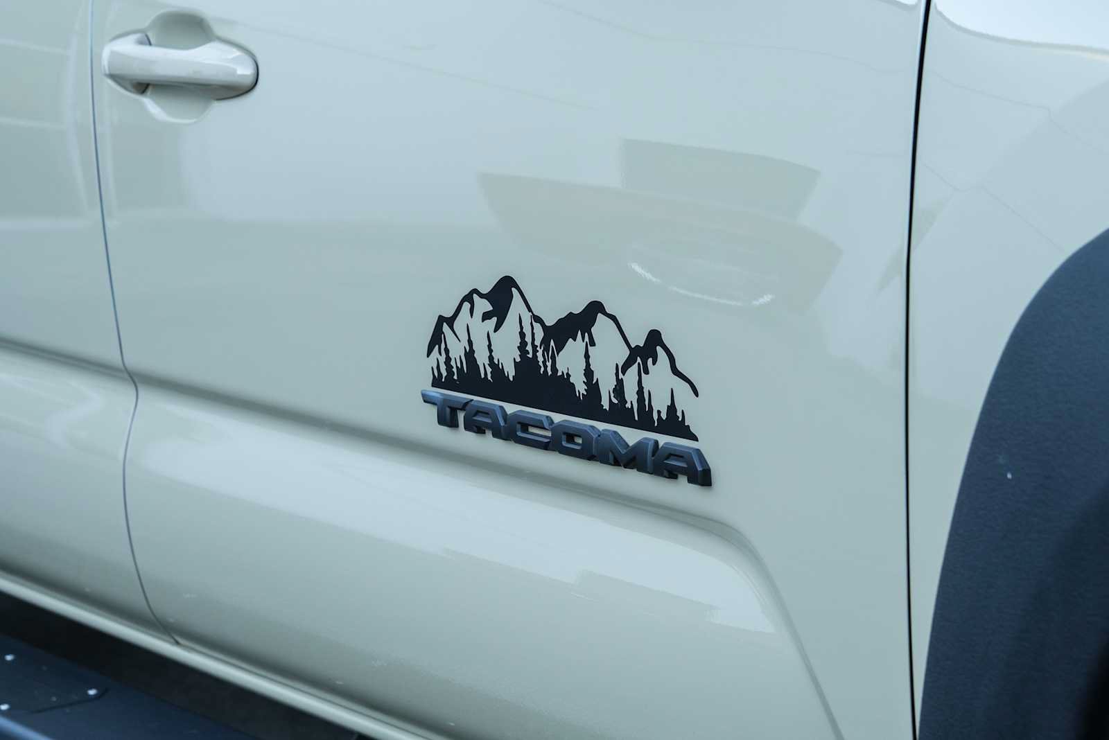 Used 2017 Toyota Tacoma TRD Sport w/ Tow Package (A/T) AWD/4WD image 6