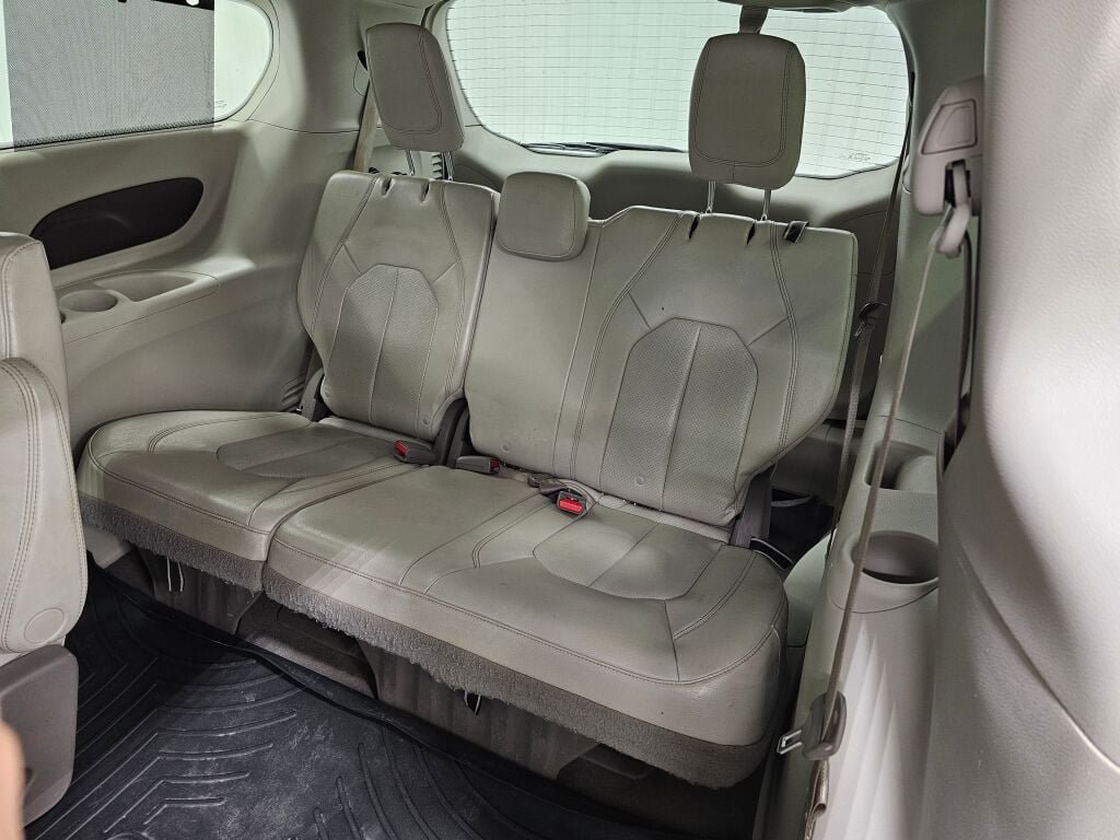 Used 2020 Chrysler Pacifica Touring-L FWD image 13