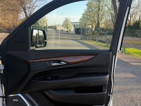 Used 2018 Cadillac Escalade Luxury image 25