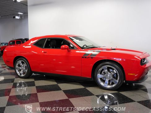 Used 2009 Dodge Challenger R/T RWD image 16