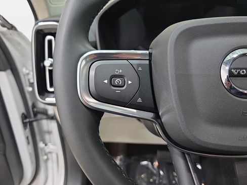 Used 2023 Volvo XC40 B5 Plus AWD/4WD image 17