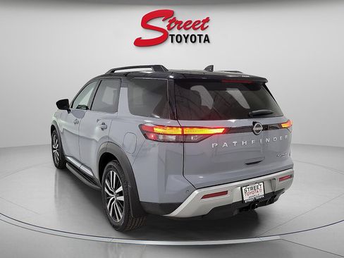 Used 2024 Nissan Pathfinder Platinum image 2