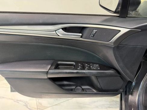 Used 2017 Ford Fusion SE w/ Fusion SE Technology Package FWD image 9