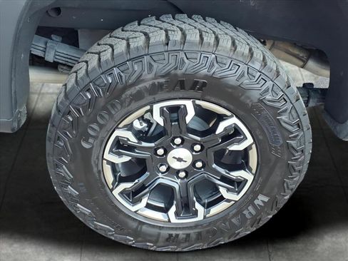 Used 2025 Chevrolet Silverado 1500 ZR2 image 6