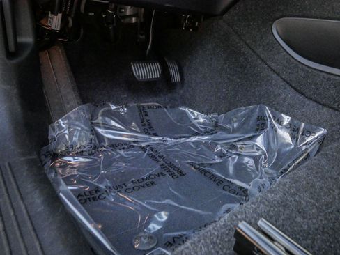 Used 2025 Volvo XC40 B5 Core image 17