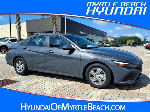 Certified 2025 Hyundai Elantra SE FWD image 1