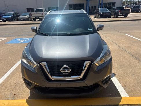 Used 2019 Nissan Kicks SV FWD image 2