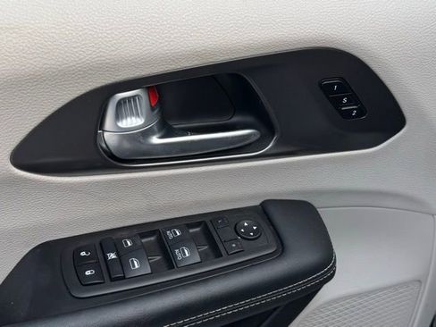 Used 2024 Chrysler Pacifica Touring-L image 13