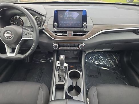 Used 2024 Nissan Altima 2.5 SV image 11