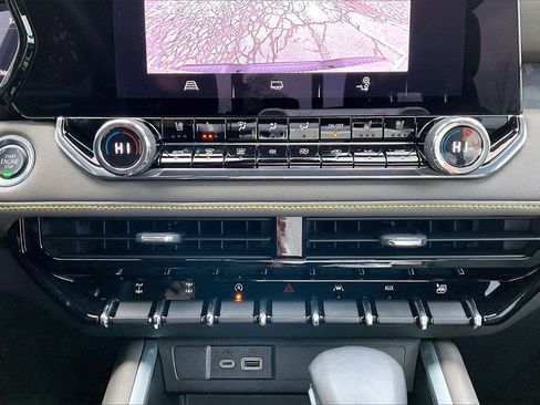 Used 2023 Chevrolet Colorado ZR2 w/ ZR2 Convenience Package III image 18