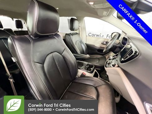 Used 2024 Chrysler Pacifica Touring-L image 18