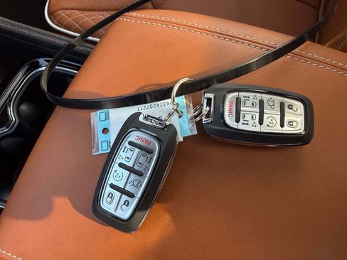 New 2026 Chrysler Pacifica Pinnacle image 31