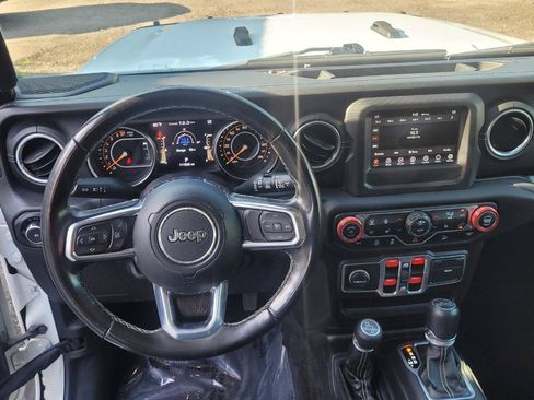 Used 2018 Jeep Wrangler Unlimited Sahara AWD/4WD image 15