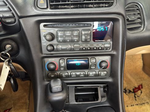 Used 2004 Chevrolet Corvette Convertible w/ Preferred Equipment Group RWD image 19