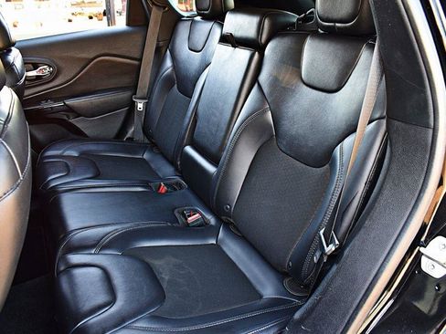 Used 2019 Jeep Cherokee Latitude Plus FWD image 18