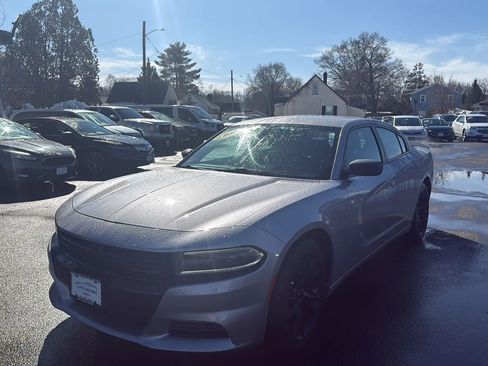 Used 2017 Dodge Charger SE w/ Blacktop Package image 3