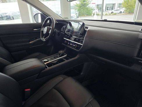 Used 2025 Nissan Pathfinder SL AWD/4WD image 46