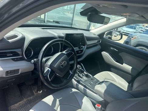 Used 2020 Toyota Highlander XLE AWD/4WD image 12