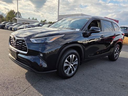 Certified 2024 Toyota Highlander XLE image 3