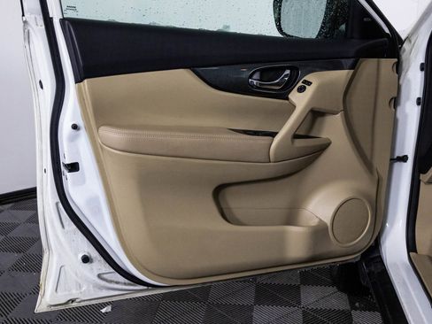 Used 2015 Nissan Rogue SL w/ SL Premium Package image 34