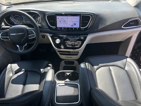 Used 2023 Chrysler Pacifica Touring-L FWD image 3
