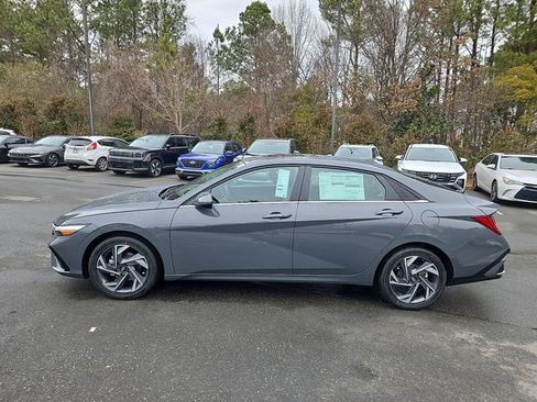 New 2026 Hyundai Elantra Limited FWD image 17
