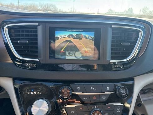 Used 2019 Chrysler Pacifica Touring-L image 13