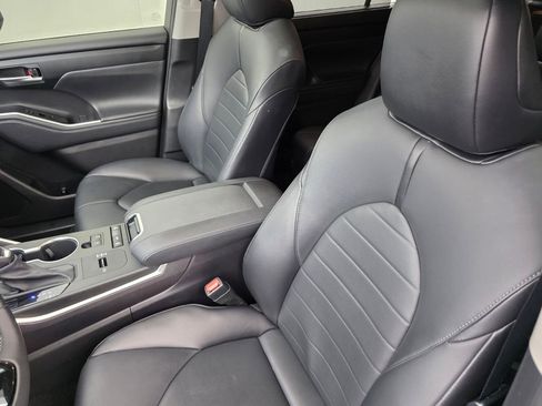 Used 2021 Toyota Highlander XLE FWD image 11