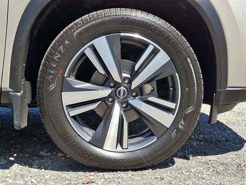 Used 2024 Nissan Rogue SL AWD/4WD image 8
